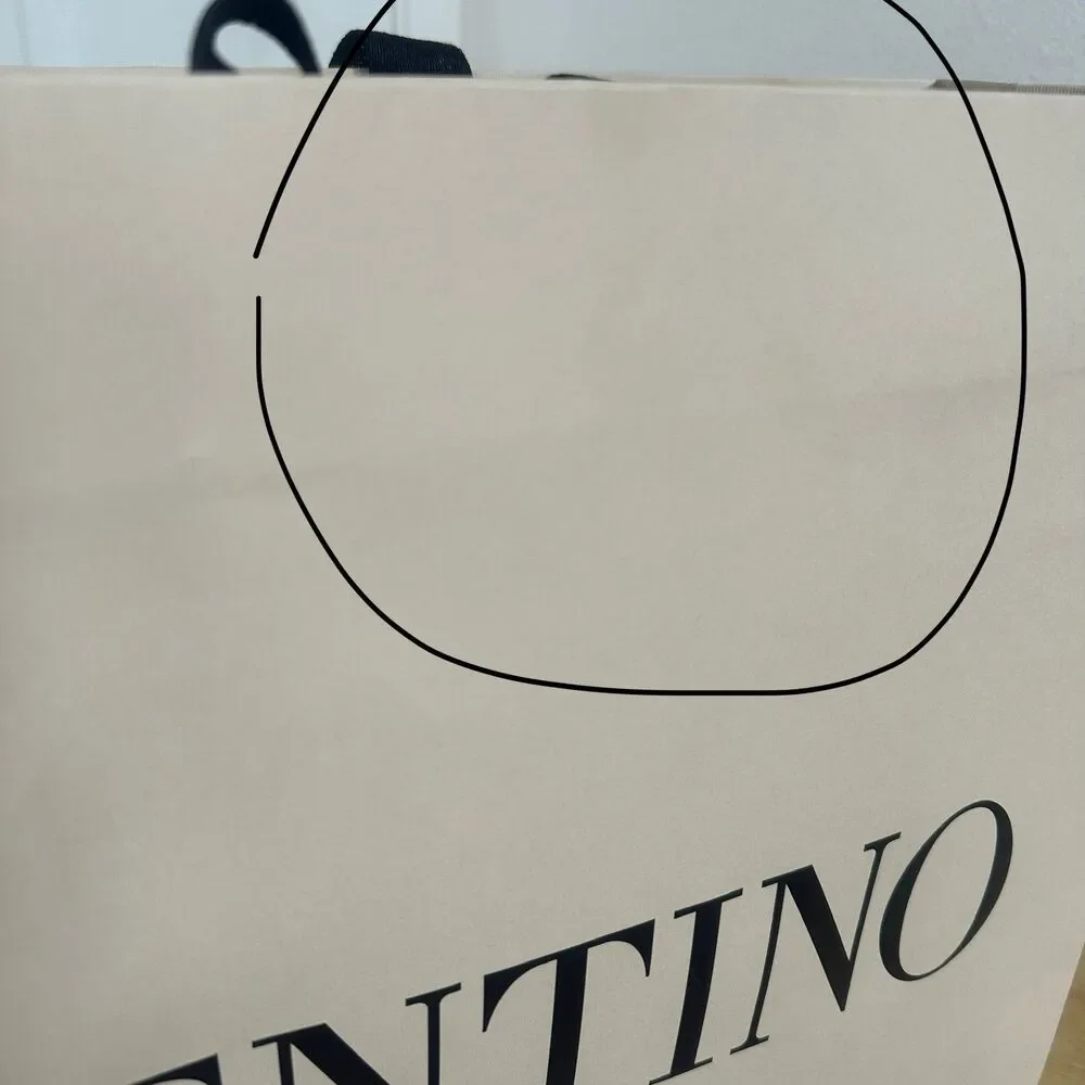 Valentino paper shopping